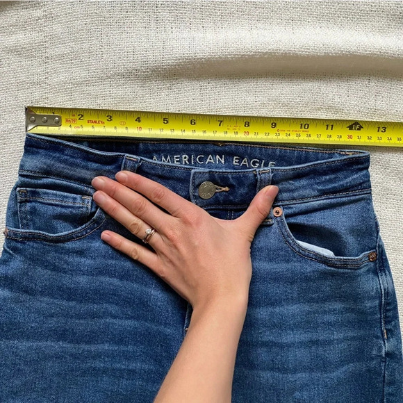 AMERICAN Eagle High Rise Mom Jean  Medium wash Size 00 Short - Picture 10 of 13